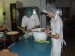 kuchyně - kuchaři v zajetí salátových okurek.JPG